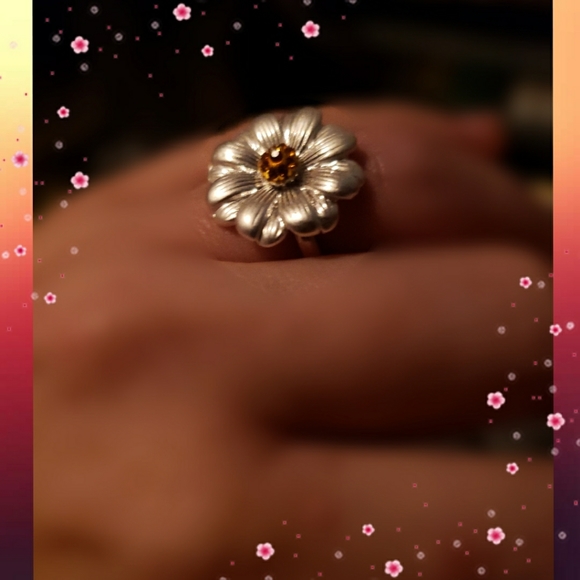Sparkling Crystal Center Daisy Ring - Picture 8 of 11